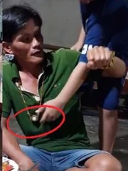 Bé trai làm ông chú quê một cục khi vàng dính nam châm