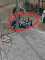 Bé trai khóc nức nở khi bị trộm mất xe đồ chơi