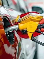 Bị liệt vào 'danh sách đen', một cặp đôi không được đổ xăng suốt 19 tháng