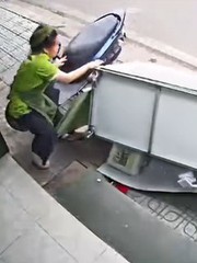 Vừa bày hàng ra bán được 2 phút thì chủ quán được nghỉ