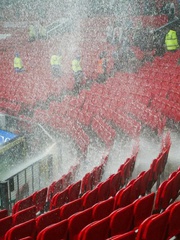 Man Utd gấp rút sửa Old Trafford để thoát tiếng ‘thác nước’