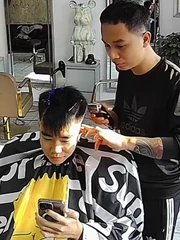 Anh thợ cắt tóc phối hợp nhịp nhàng khi thấy có người mượn tiền của khách