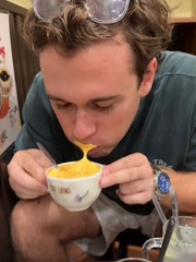 Khách Tây thức cả đêm, đầu lơ lửng sau khi uống cà phê Việt Nam