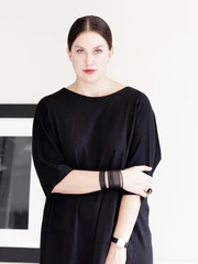 Sếp công ty thời trang: Sáng 'xem bói', chiều dắt chó đi dạo