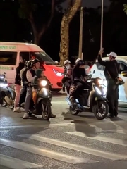 Cô gái ngượng đỏ mặt vì bạn trai hát mừng sinh nhật khi chờ đèn đỏ