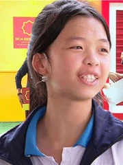 Cô bé mừng rỡ ôm chầm lấy MC Thành Trung khi gia đình nhận được phần quà có giá trị lớn