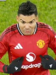 Casemiro ngơ ngác khi bị thay ra ở Ngoại hạng Anh