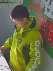 Nam nhân viên giật mình khi khách ở 'trong tivi' gọi dậy bán hàng