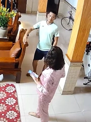 Nhặt được tiền rơi, chưa kịp bỏ túi thì bị vợ phát hiện