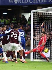 Fan Aston Villa tức thủ môn Martinez ‘đứng im’ nhìn Chelsea ghi bàn