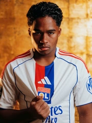 Chưa ra sân phút nào, cầu thủ đã lập kỷ lục tại Lyon