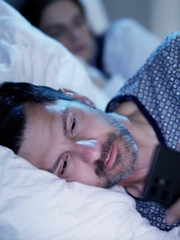 Vợ đòi ly hôn vì chồng mê 'thả tim' em xinh trên mạng xã hội