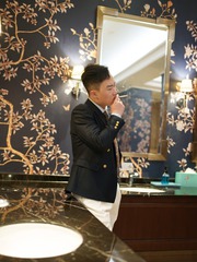 Lắp cửa kính 'tố cáo' người hút thuốc trong nhà vệ sinh