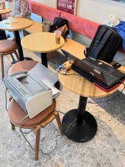 Ảnh vui 29-12: Mang cả văn phòng đến quán cà phê