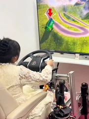 Cô gái lái xe khách mô phỏng 3D kiểu 'sáng gọi xe, chiều gọi hồn'