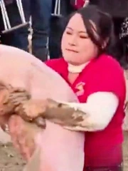 Cô gái 'mát tay' bắt heo: Thi đâu thắng đó, nhà chật kín chiến lợi phẩm