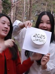 Nhóm bạn khóc thét vì 'chiếc bánh thần kỳ'