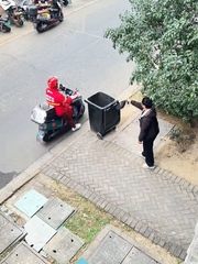 Pha vứt rác bay vào thùng shipper