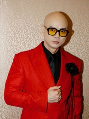 Phan Đinh Tùng mang hit 'Khúc hát mừng sinh nhật' phủ sóng toàn cầu