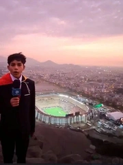 Cậu bé 15 tuổi gây sốt khi tường thuật trận chung kết Copa Libertadores từ trên núi