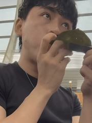 Cố ăn 130 cái bánh bột lọc ở sân bay vì không được mang sang Nhật và cái kết