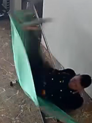 Thanh niên say rượu ngã chổng vó khi nằm võng