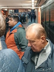 Hàng trăm CĐV Man Utd sốt ruột vì mắc kẹt bên ngoài Old Trafford