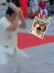 Võ sư quê một cục khi trổ tài thiết đầu công đập gạch