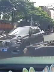 Hả hê cảnh tài xế quay đầu ô tô ẩu còn tỏ vẻ ngang ngược