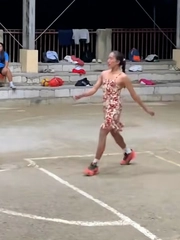 Chàng trai tấu hài khi chơi bóng chuyền