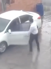 Thót tim với đoạn video thanh niên chạy theo ô tô quên kéo phanh tay