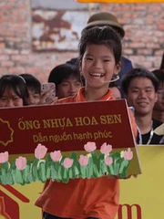 Cả trường quay vỡ òa khi cô bé bất ngờ rút được tấm bảng có giá trị lớn