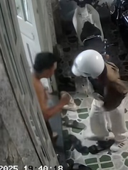 Khoảnh khắc đáng yêu của ông bố mỗi khi đón bình rượu mơ