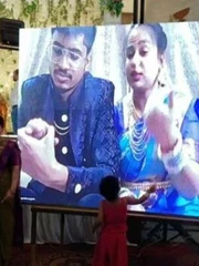 Cặp đôi phải tổ chức đám cưới qua màn hình vì chuyến bay bị hủy