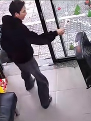 Thợ cắt tóc dùng tuyệt chiêu khi quán vắng khách