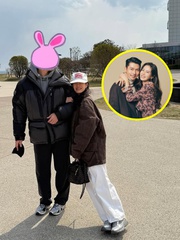 Son Ye Jin khoe ảnh chụp tình tứ với 'bạn trai giấu mặt'