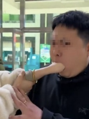 Cô gái kẹt tay trong... miệng người yêu