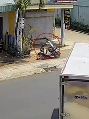 Bé trai lao xe đạp điện vào nhà dân khi thấy ô tô tải quay đầu