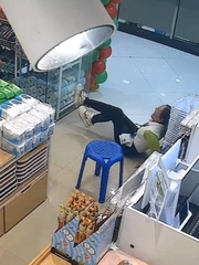 Cô gái ngã dập mông vì quên mất mình đang đứng trên ghế