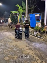 Hai thanh niên giật điện thoại bị 'ma ám'