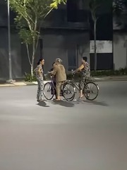 4 cụ bà đứng giữa ngã ba đường buôn chuyện