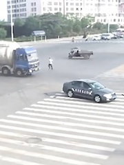 Xe ba gác quay vòng đâm bồi ô tô con