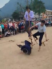 Cười sảng với màn thi chạy cà kheo