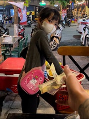 Bé gái hiểu chuyện khi bán hàng rong được khách cho tiền