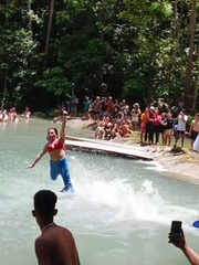 Màn đu dây đi vào lòng suối
