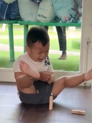 Bé trai giận dỗi vì viên gỗ không nghe lời