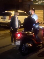 Thanh niên đầu cắt moi hổ báo bị ông chú dạy cho no đòn