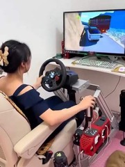 Cũng may là chị gái lái ô tô vượt đèo ở trong game