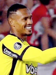 Thủ môn Brazil "tặng quà" đối thủ khiến fan dậy sóng