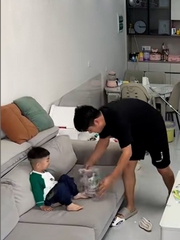 Vợ giả vờ đi làm bắt quả tang chồng lươn lẹo khi ở nhà trông con